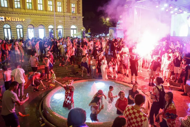 Baklje, pjesma i skokovi u fontane! Pogledajte kako je Hrvatska proslavila pobjedu nad Ganom