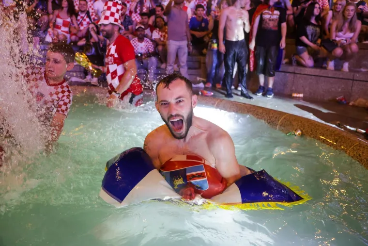 Baklje, pjesma i skokovi u fontane! Pogledajte kako je Hrvatska proslavila pobjedu nad Ganom