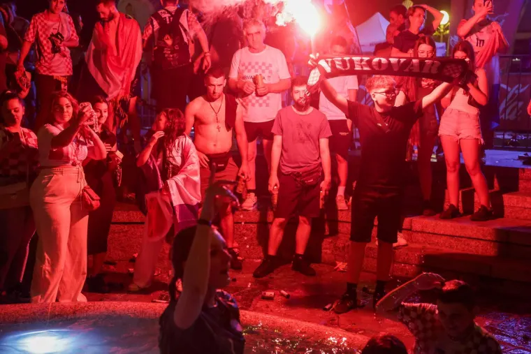 Baklje, pjesma i skokovi u fontane! Pogledajte kako je Hrvatska proslavila pobjedu nad Ganom