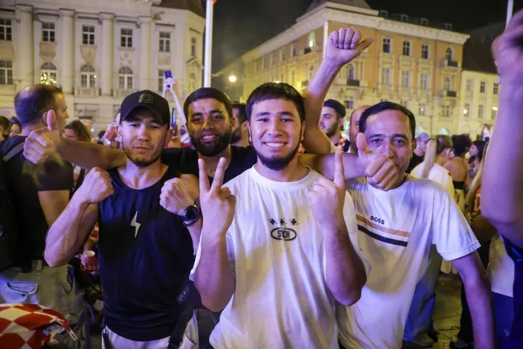Baklje, pjesma i skokovi u fontane! Pogledajte kako je Hrvatska proslavila pobjedu nad Ganom