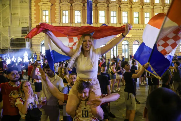 Baklje, pjesma i skokovi u fontane! Pogledajte kako je Hrvatska proslavila pobjedu nad Ganom