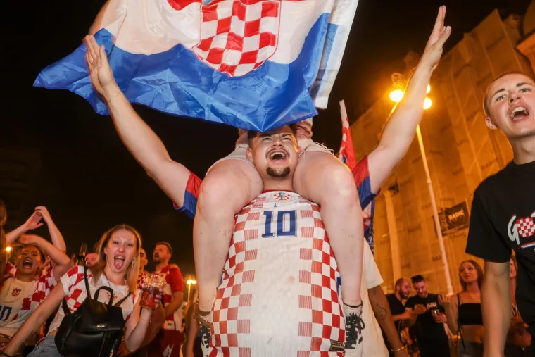 Baklje, pjesma i skokovi u fontane! Pogledajte kako je Hrvatska proslavila pobjedu nad Ganom