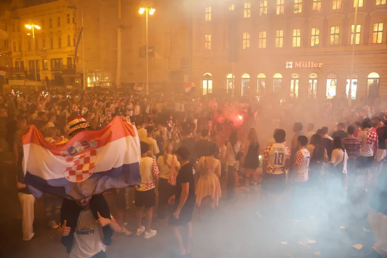 Baklje, pjesma i skokovi u fontane! Pogledajte kako je Hrvatska proslavila pobjedu nad Ganom