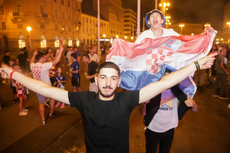 Baklje, pjesma i skokovi u fontane! Pogledajte kako je Hrvatska proslavila pobjedu nad Ganom