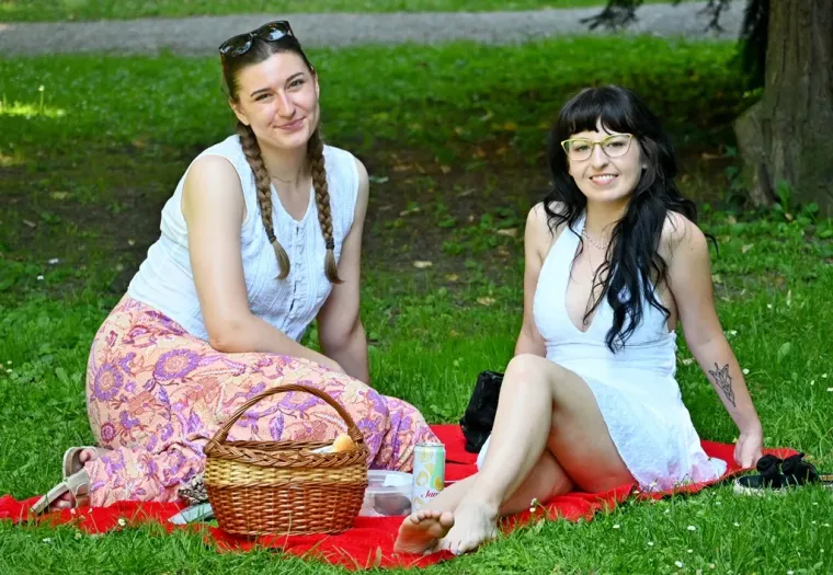 Paklene vrućine nisu ispraznile Korzo: Zgodne djevojke u lepr&scaron;avim haljinama preplavile Varaždin