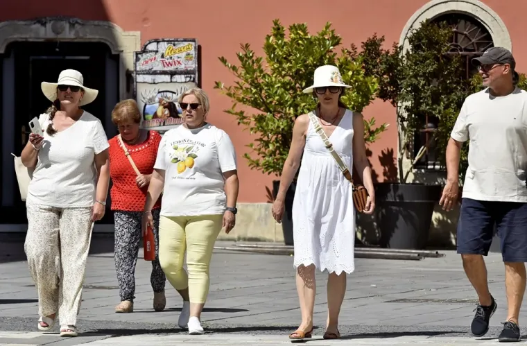 Paklene vrućine nisu ispraznile Korzo: Zgodne djevojke u lepr&scaron;avim haljinama preplavile Varaždin