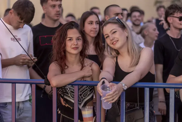 Drito zapalio Osijek: Tisuće mladih pretvorile dvori&scaron;te u veliki plesni podij