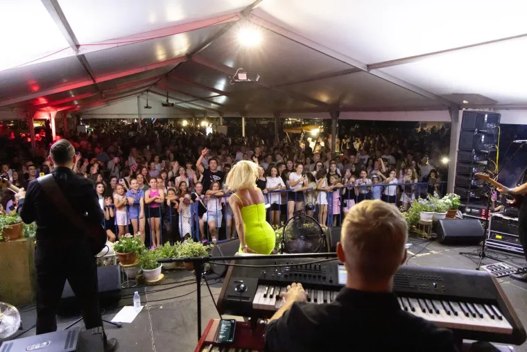 Fe&scaron;ta za pamćenje: Maja &Scaron;uput podigla publiku na noge, brojne ljepotice plesale na najveće hitove
