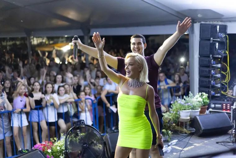 Fe&scaron;ta za pamćenje: Maja &Scaron;uput podigla publiku na noge, brojne ljepotice plesale na najveće hitove