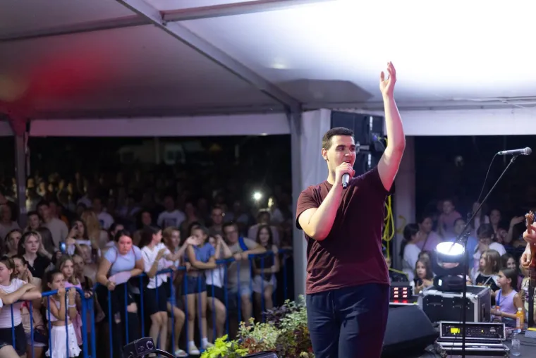 Fe&scaron;ta za pamćenje: Maja &Scaron;uput podigla publiku na noge, brojne ljepotice plesale na najveće hitove