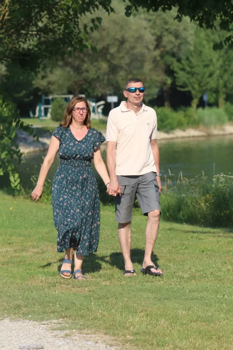 Tko je sve uživao uz Dravu? Pažnju privukla zgodna plavu&scaron;a u kratkom traper kombinezonu