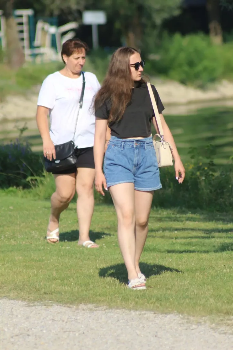 Tko je sve uživao uz Dravu? Pažnju privukla zgodna plavu&scaron;a u kratkom traper kombinezonu