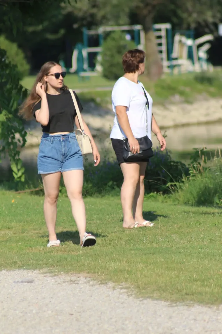 Tko je sve uživao uz Dravu? Pažnju privukla zgodna plavu&scaron;a u kratkom traper kombinezonu
