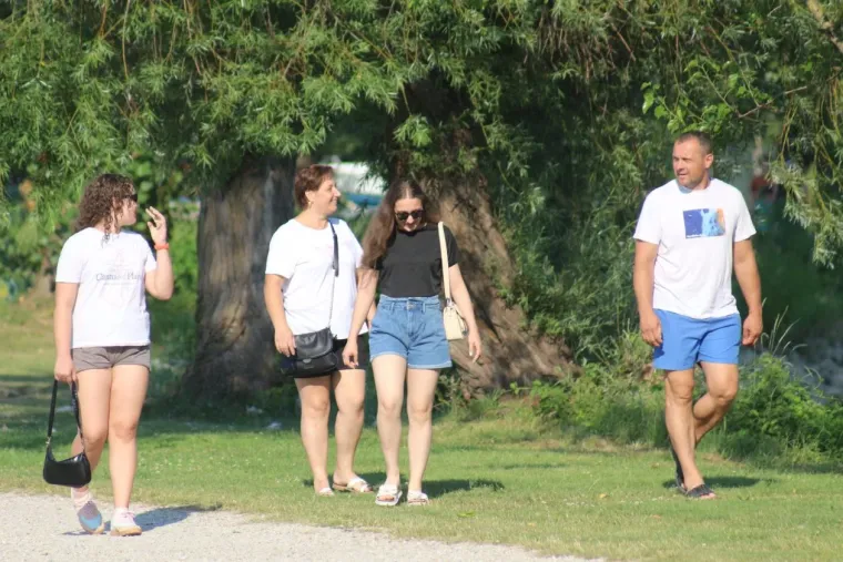 Tko je sve uživao uz Dravu? Pažnju privukla zgodna plavu&scaron;a u kratkom traper kombinezonu