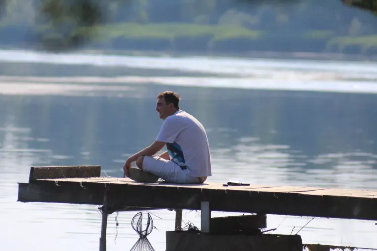 Tko je sve uživao uz Dravu? Pažnju privukla zgodna plavu&scaron;a u kratkom traper kombinezonu
