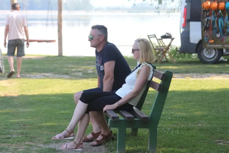 Tko je sve uživao uz Dravu? Pažnju privukla zgodna plavu&scaron;a u kratkom traper kombinezonu