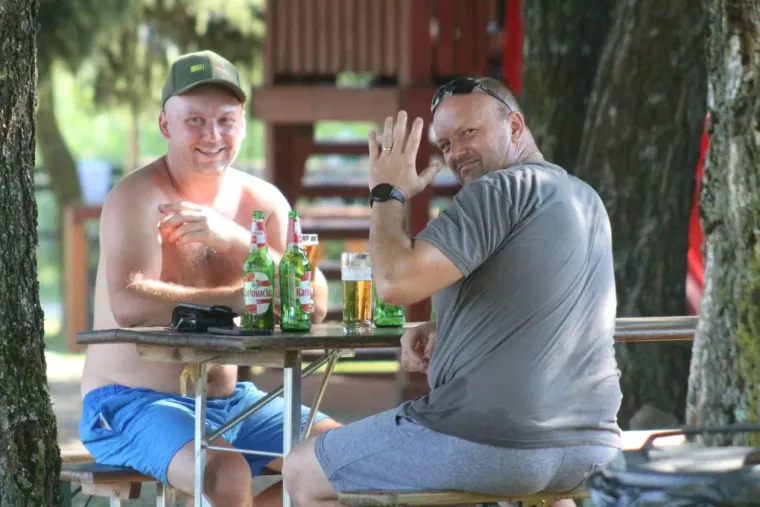 Tko je sve uživao uz Dravu? Pažnju privukla zgodna plavu&scaron;a u kratkom traper kombinezonu