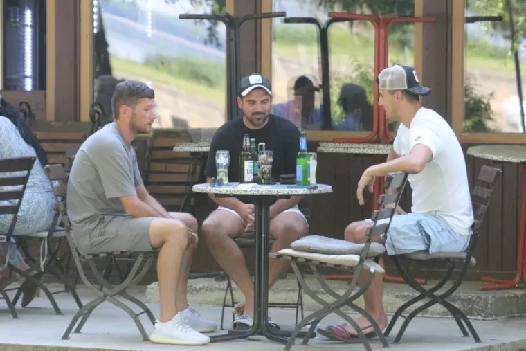 Tko je sve uživao uz Dravu? Pažnju privukla zgodna plavu&scaron;a u kratkom traper kombinezonu