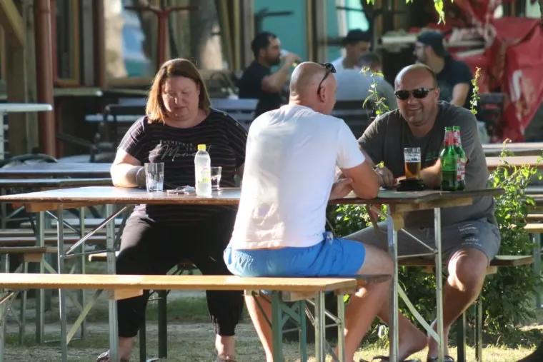 Tko je sve uživao uz Dravu? Pažnju privukla zgodna plavu&scaron;a u kratkom traper kombinezonu