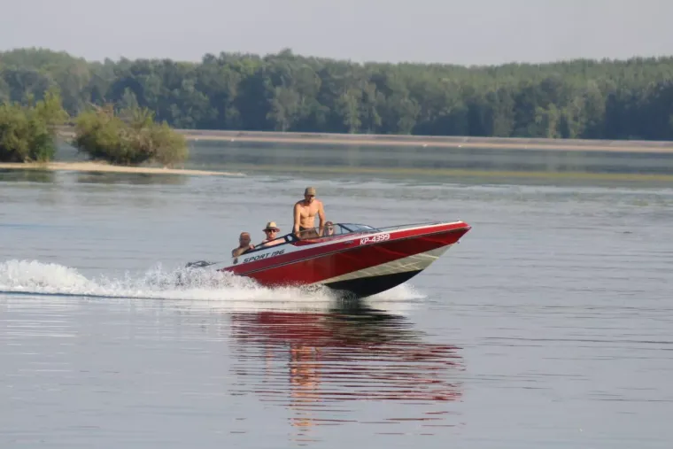 Tko je sve uživao uz Dravu? Pažnju privukla zgodna plavu&scaron;a u kratkom traper kombinezonu