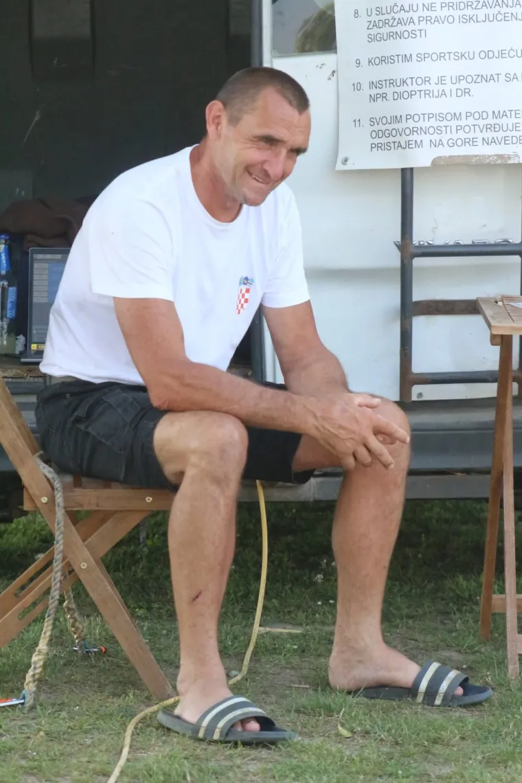 Tko je sve uživao uz Dravu? Pažnju privukla zgodna plavu&scaron;a u kratkom traper kombinezonu