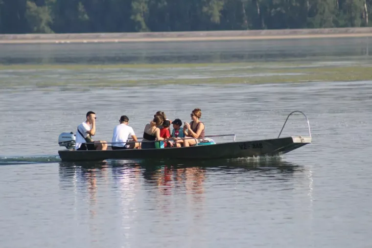 Tko je sve uživao uz Dravu? Pažnju privukla zgodna plavu&scaron;a u kratkom traper kombinezonu