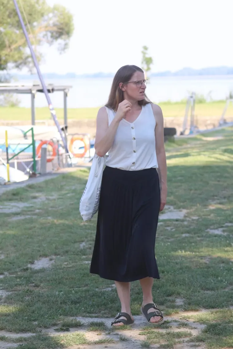 Tko je sve uživao uz Dravu? Pažnju privukla zgodna plavu&scaron;a u kratkom traper kombinezonu