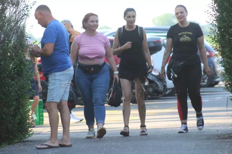 Tko je sve uživao uz Dravu? Pažnju privukla zgodna plavu&scaron;a u kratkom traper kombinezonu
