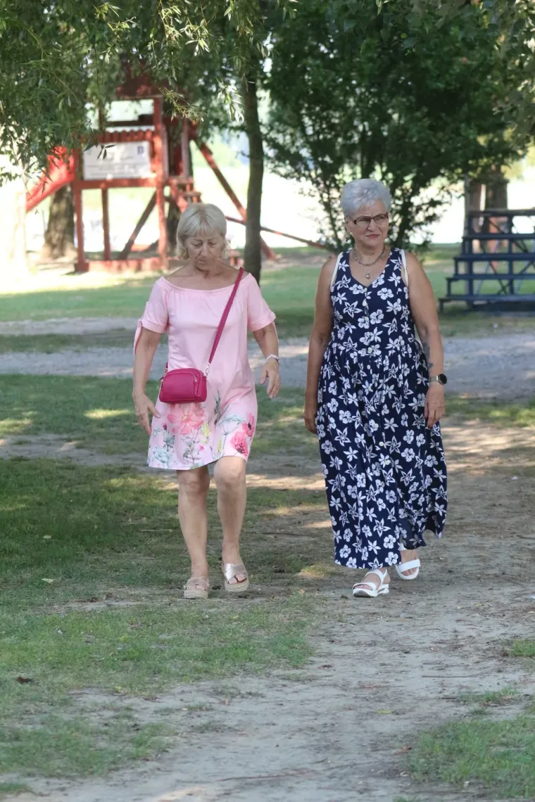 Tko je sve uživao uz Dravu? Pažnju privukla zgodna plavu&scaron;a u kratkom traper kombinezonu