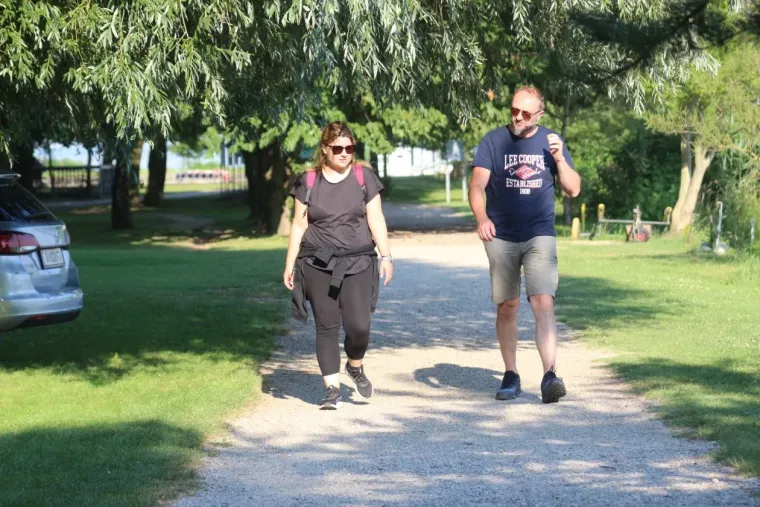 Tko je sve uživao uz Dravu? Pažnju privukla zgodna plavu&scaron;a u kratkom traper kombinezonu