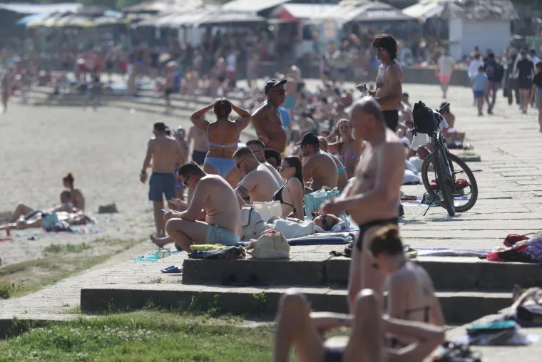 Bez majica na +35: Mu&scaron;karci pokazali preplanula tijela i mi&scaron;iće na plažama i kupali&scaron;tima
