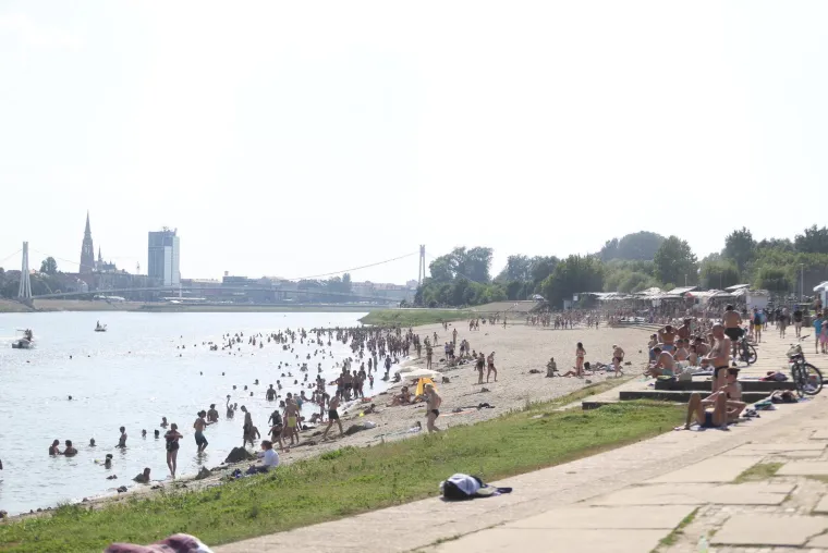 Bez majica na +35: Mu&scaron;karci pokazali preplanula tijela i mi&scaron;iće na plažama i kupali&scaron;tima