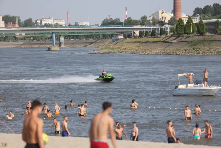 Bez majica na +35: Mu&scaron;karci pokazali preplanula tijela i mi&scaron;iće na plažama i kupali&scaron;tima