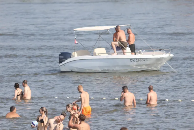 Bez majica na +35: Mu&scaron;karci pokazali preplanula tijela i mi&scaron;iće na plažama i kupali&scaron;tima