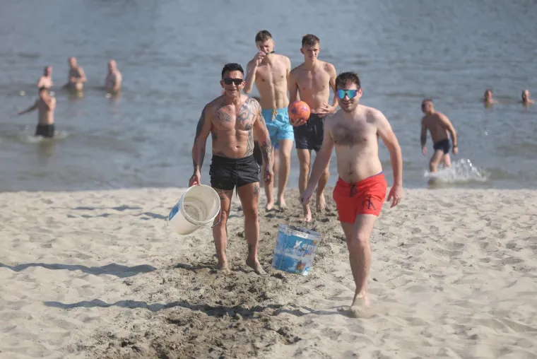 Bez majica na +35: Mu&scaron;karci pokazali preplanula tijela i mi&scaron;iće na plažama i kupali&scaron;tima
