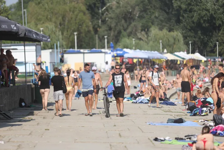 Bez majica na +35: Mu&scaron;karci pokazali preplanula tijela i mi&scaron;iće na plažama i kupali&scaron;tima