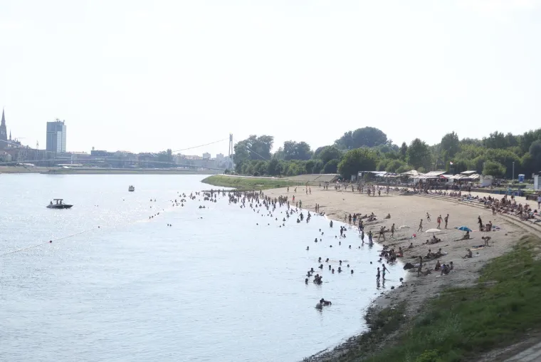 Bez majica na +35: Mu&scaron;karci pokazali preplanula tijela i mi&scaron;iće na plažama i kupali&scaron;tima