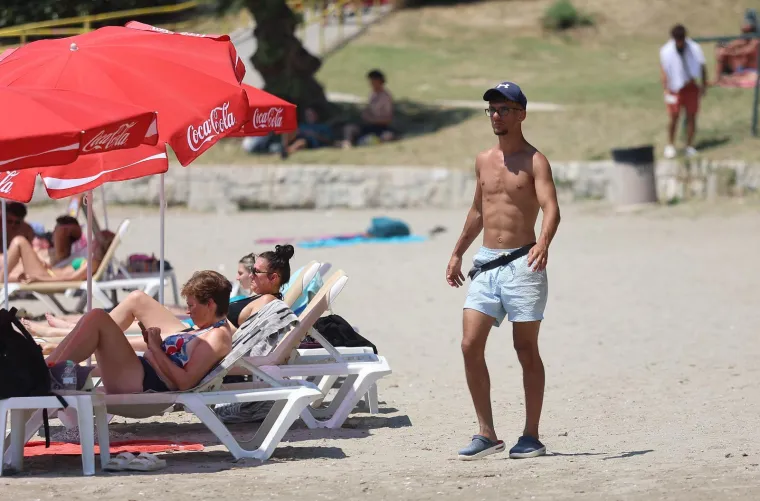 Bez majica na +35: Mu&scaron;karci pokazali preplanula tijela i mi&scaron;iće na plažama i kupali&scaron;tima