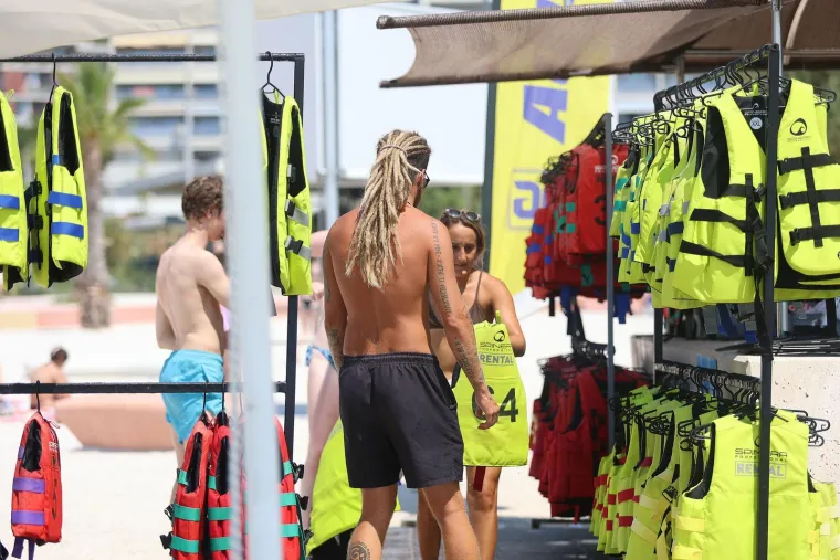 Bez majica na +35: Mu&scaron;karci pokazali preplanula tijela i mi&scaron;iće na plažama i kupali&scaron;tima