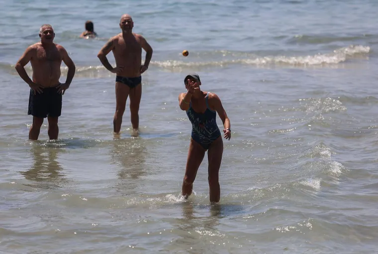 Bez majica na +35: Mu&scaron;karci pokazali preplanula tijela i mi&scaron;iće na plažama i kupali&scaron;tima