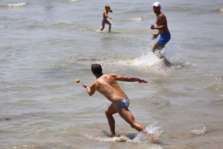 Bez majica na +35: Mu&scaron;karci pokazali preplanula tijela i mi&scaron;iće na plažama i kupali&scaron;tima