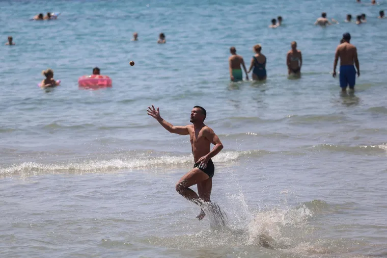 Bez majica na +35: Mu&scaron;karci pokazali preplanula tijela i mi&scaron;iće na plažama i kupali&scaron;tima