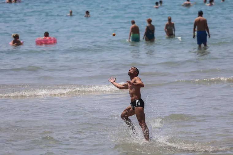 Bez majica na +35: Mu&scaron;karci pokazali preplanula tijela i mi&scaron;iće na plažama i kupali&scaron;tima