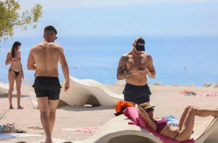 Bez majica na +35: Mu&scaron;karci pokazali preplanula tijela i mi&scaron;iće na plažama i kupali&scaron;tima