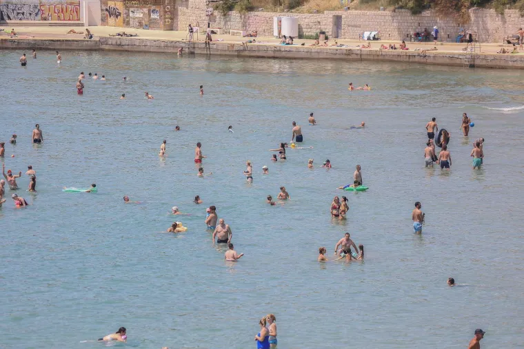 Bez majica na +35: Mu&scaron;karci pokazali preplanula tijela i mi&scaron;iće na plažama i kupali&scaron;tima