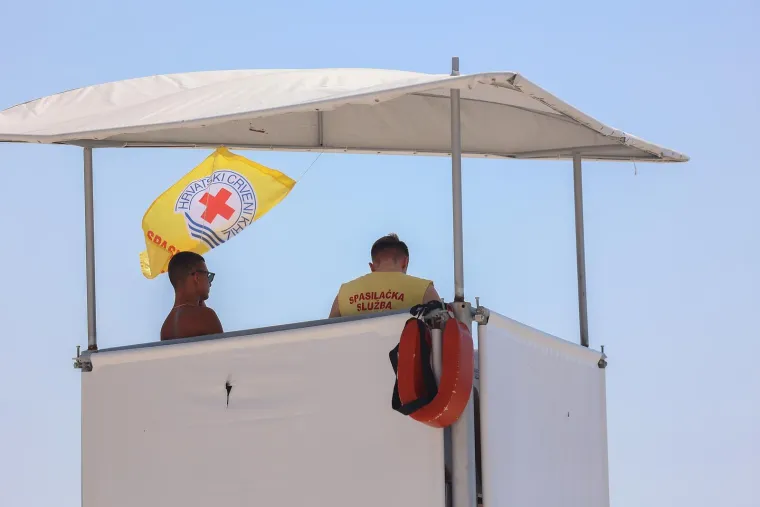 Bez majica na +35: Mu&scaron;karci pokazali preplanula tijela i mi&scaron;iće na plažama i kupali&scaron;tima