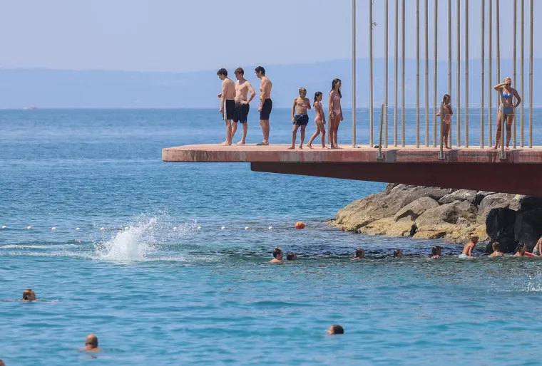 Bez majica na +35: Mu&scaron;karci pokazali preplanula tijela i mi&scaron;iće na plažama i kupali&scaron;tima