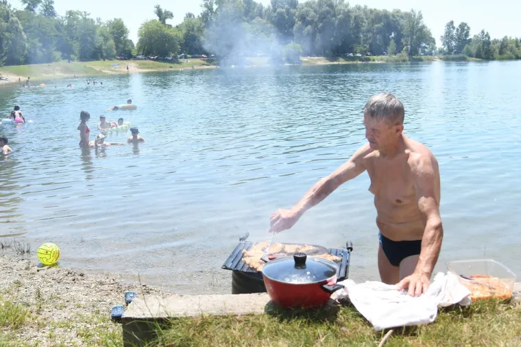 Bez majica na +35: Mu&scaron;karci pokazali preplanula tijela i mi&scaron;iće na plažama i kupali&scaron;tima