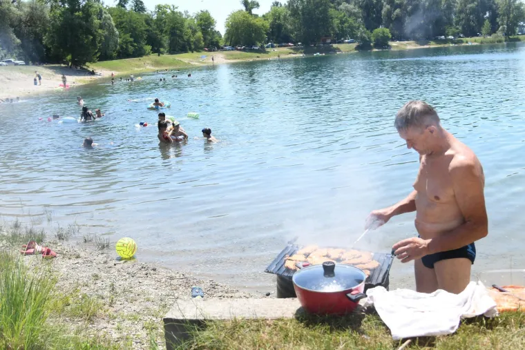Bez majica na +35: Mu&scaron;karci pokazali preplanula tijela i mi&scaron;iće na plažama i kupali&scaron;tima