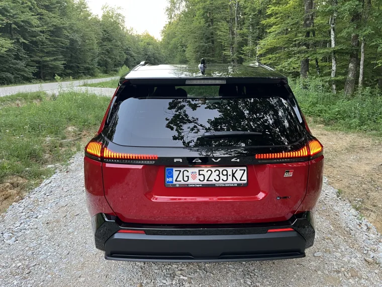 Vozili smo SUV koji bri&scaron;e granice: Obiteljski automobil ili moćna sportska zvijer?